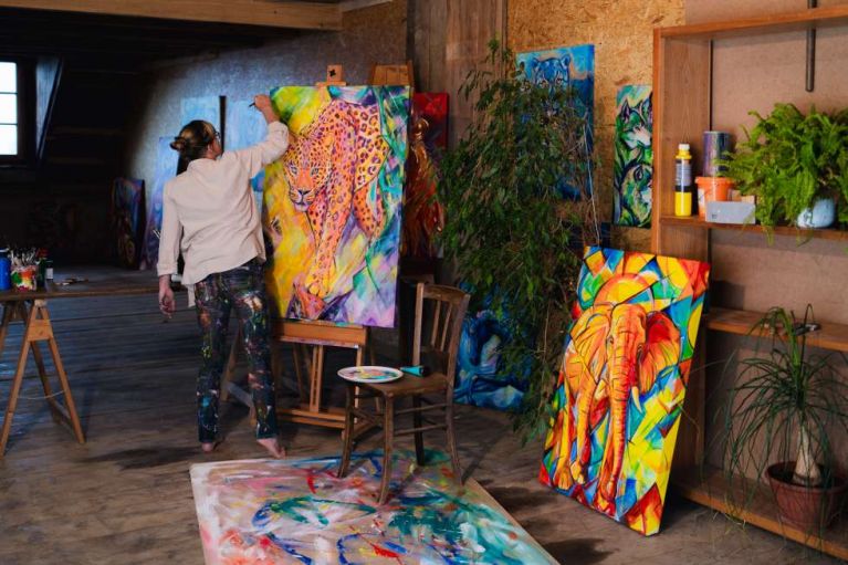 jasmin Linsin, die künstlerin bei der Arbeit im Atelier